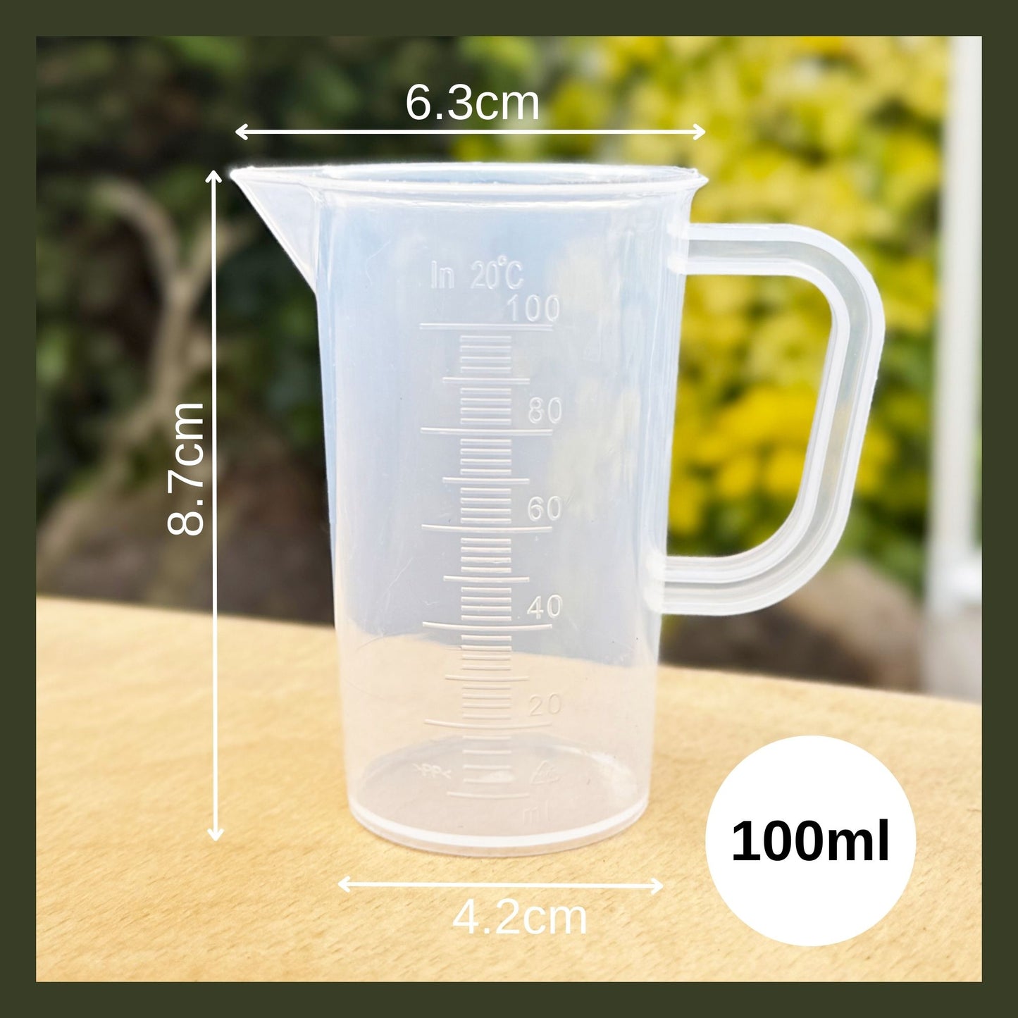 Transparent 100 mL Tritan measuring jug, BPA-free, with drip-free spout and permanent metric graduations.