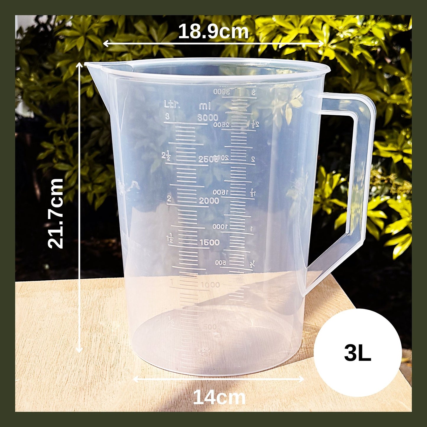 3 L Tritan plastic measuring jug with large ergonomic handle, stain-resistant finish, and precise permanent volume markings