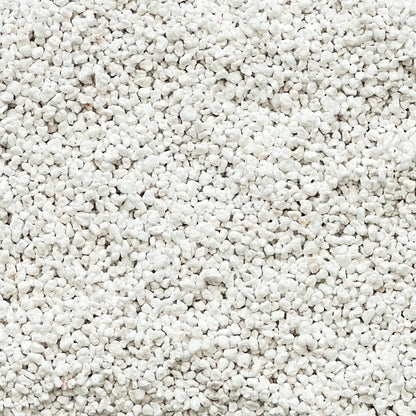 Close-up of lightweight horticultural perlite granules showing the 3–5 mm particle size.
