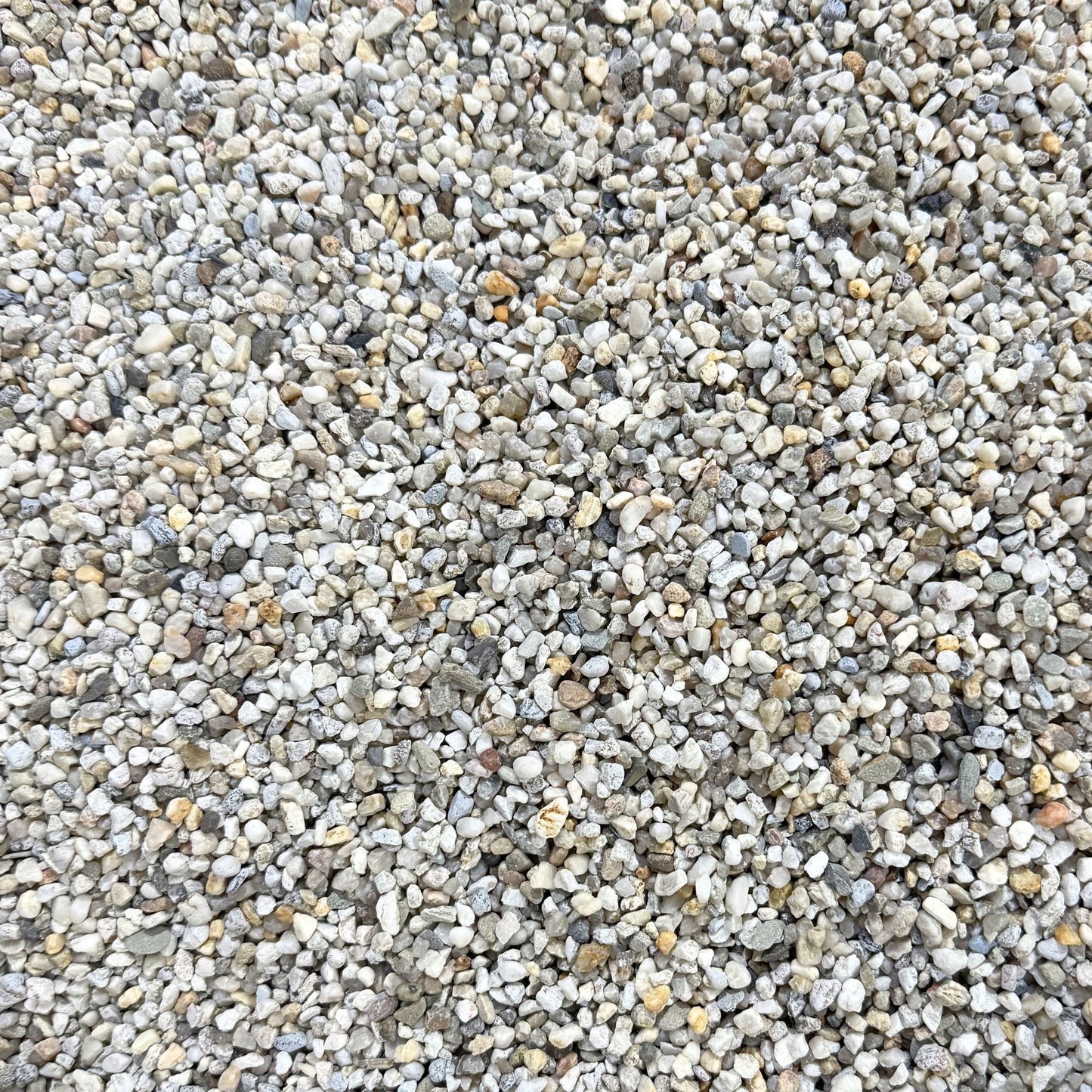 Natural 3–5mm aquarium gravel made from rounded quartz stones used as a fish tank substrate for freshwater aquariums and aqua scaping.