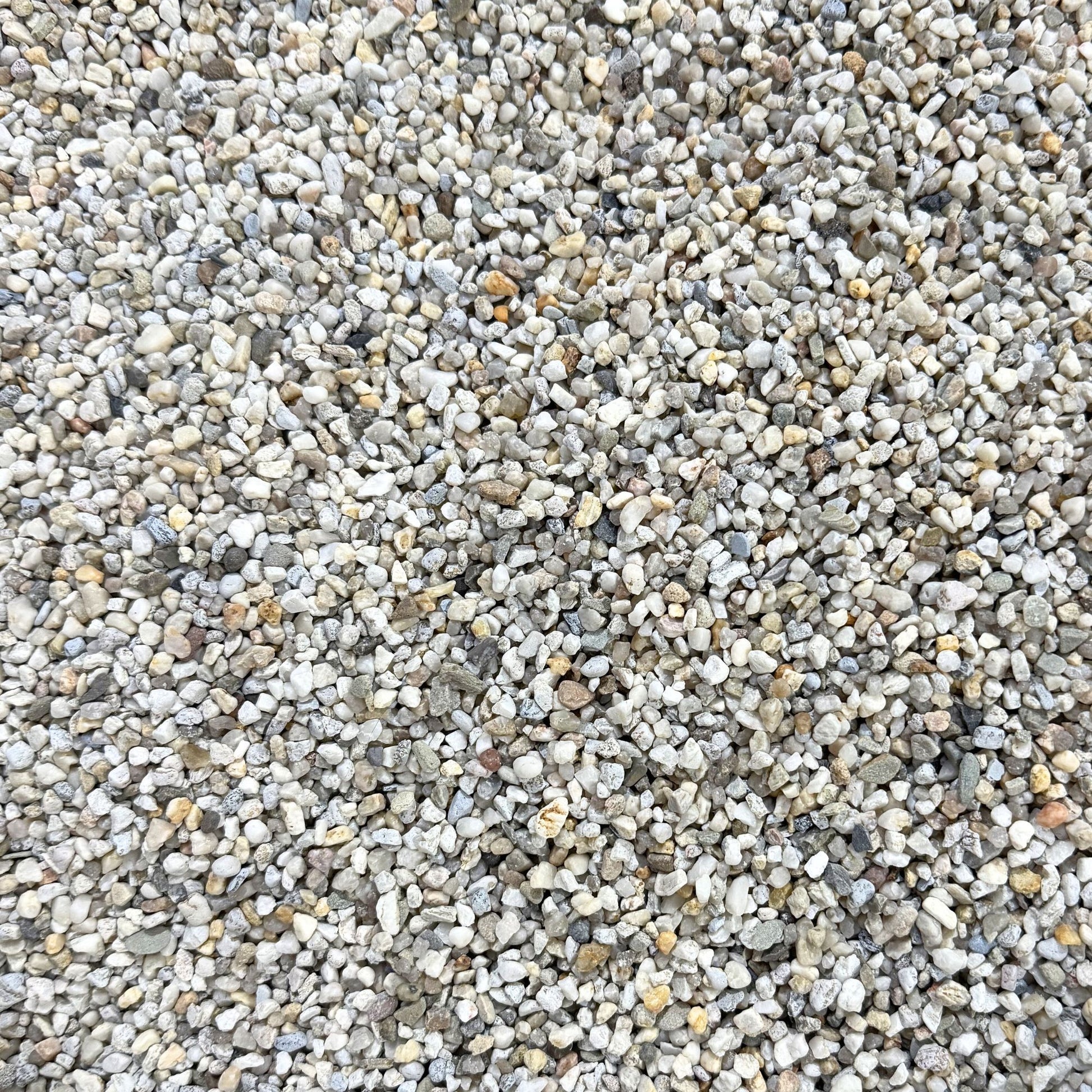 Natural 3–5mm aquarium gravel made from rounded quartz stones used as a fish tank substrate for freshwater aquariums and aqua scaping.